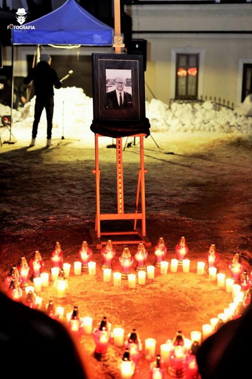 "Światełko do nieba" w Ogrodzieńcu. Mieszkańcy uczcili pamięć Pawła Adamowicza FOTO