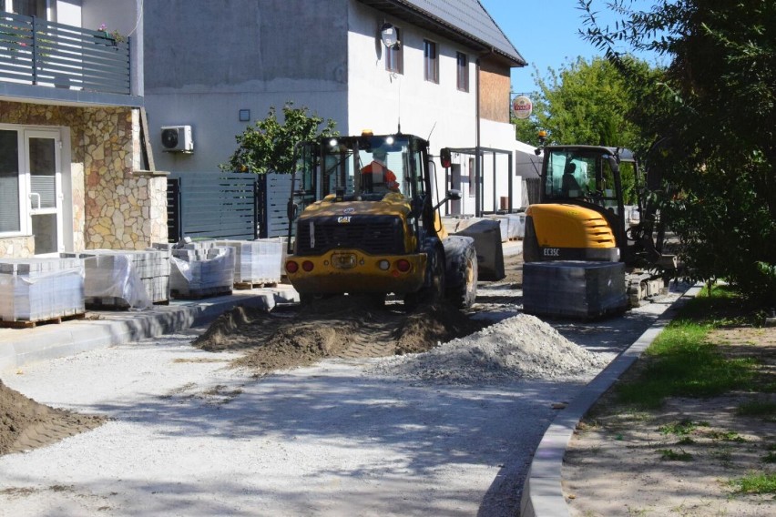 Trwa układanie kostki betonowej na ulicy Związku Walki...