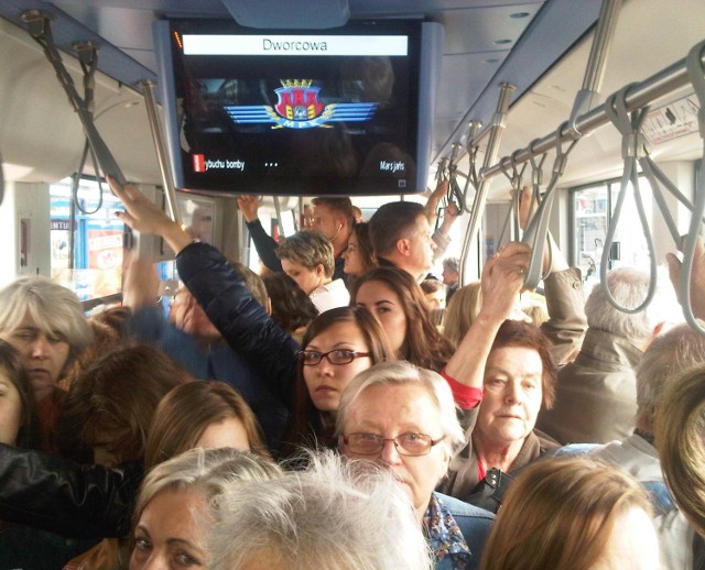 Według pasażerów, po porannym wypadku pierwsze tramwaje w stronę centrum na przystanku Kabel były po godz. 10