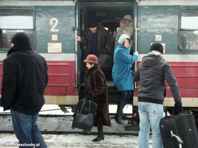 Psażerowie wsiadają do pociągu