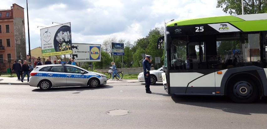 Autobus MZK potrącił pieszą na ul. św. Antoniego w Tomaszowie  Maz. [ZDJĘCIA]