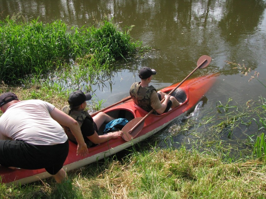 Powiat pleszewski. Ekologiczny spływ kajakowy „Eko - Prosna”. Blisko 40 młodych ludzi sprzątało rzekę 