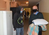 Ojciec z synem zostali wyrzuceni mieszkania w Kielcach. Noc spędzili na klatce schodowej [WIDEO, ZDJĘCIA]