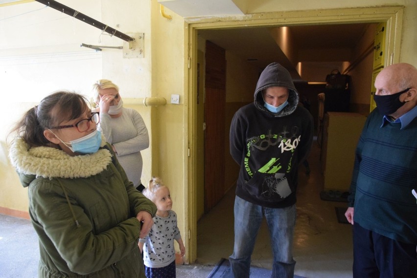 Ojciec z synem zostali wyrzuceni mieszkania w Kielcach. Noc spędzili na klatce schodowej [WIDEO, ZDJĘCIA]
