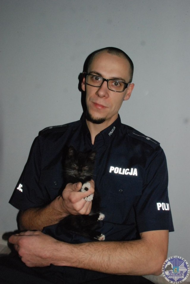 Policjant KPP Puck adoptował kota z Brudzewa. Ocalony Czarnuś ma już nowy dom