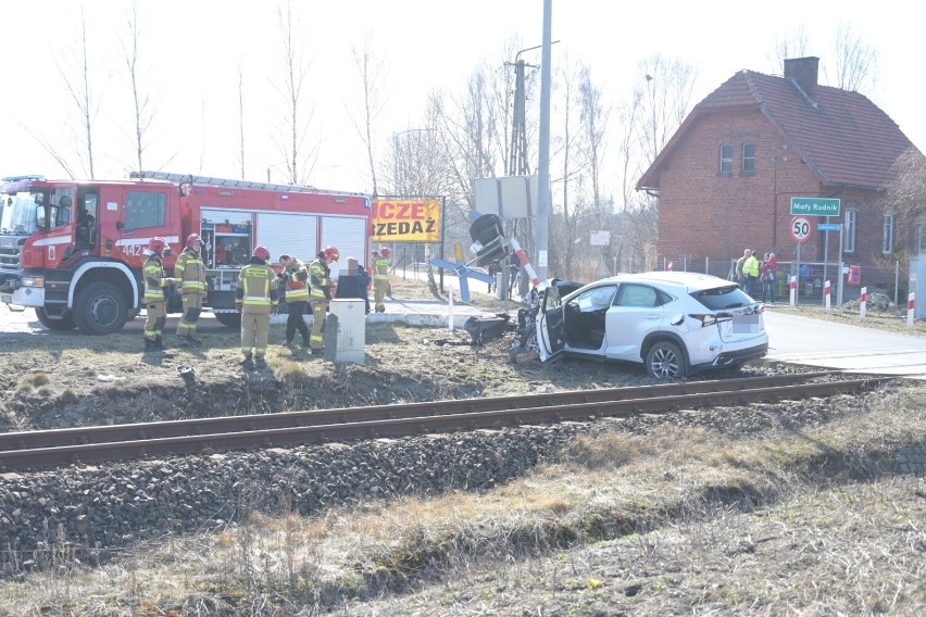 Wypadek samochodu z pociągiem na przejeździe kolejowym w Małym Rudniku pod Grudziądzem