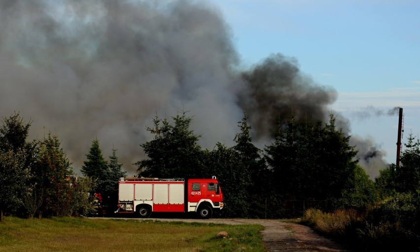 Pożar lakierni w Brzeźnie (gm. Człuchów). Paliły się chemikalia. Dym było widać z daleka [zdjęcia]