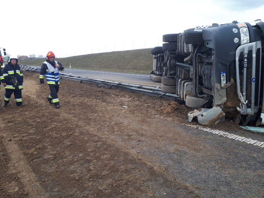 Na autostradzie A1 w okolicy Warlubia przewróciła się ciężarówka. Były duże utrudnienia