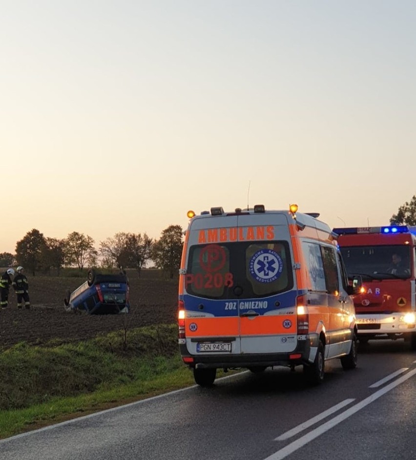 Strażacy z OSP Skoki informują: dachował samochód 