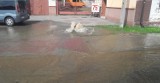 Ulica Zaborska w Oświęcimiu pełna wody. Powodem uszkodzony hydrant