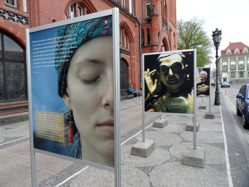 Dni Kultury Buddyjskiej w Słupsku: Wystawa ''Przestrzeń Umysłu'' przed ratuszem [ZDJĘCIA]