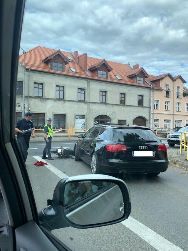 Wypadek w centrum Międzychodu - poszkodowany motocyklista (17.07.2019).