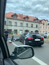 Wypadek na skrzyżowaniu ulic 17 Stycznia, Dworcowej i Piłsudskiego w Międzychodzie - poszkodowany został motocyklista