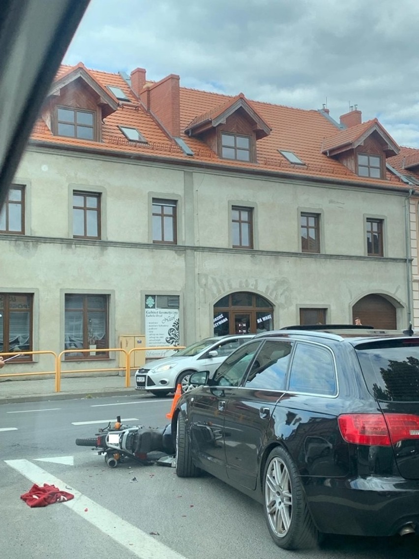 Wypadek w centrum Międzychodu - poszkodowany motocyklista...