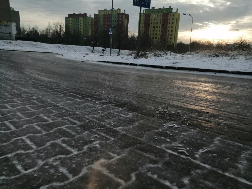 Śliskie drogi w Wałbrzychu przypominały dziś lodowisko