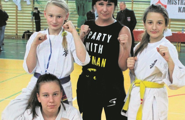 Trener Beata Kij z Koneckiej Sekcji Karate ze swoimi podopiecznymi, które dobrze wypadły na międzynarodowych zawodach w Mielcu - Wiktorią Czyżewską, Wiktorią Armadą i Alicją Kośką.