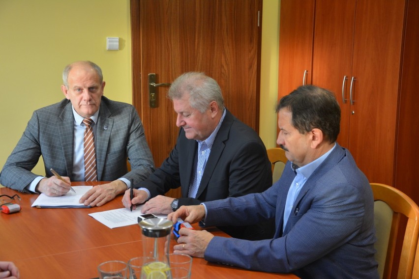 Umowa na budowę węzła integracyjnego w Żukowie podpisana  ZDJĘCIA