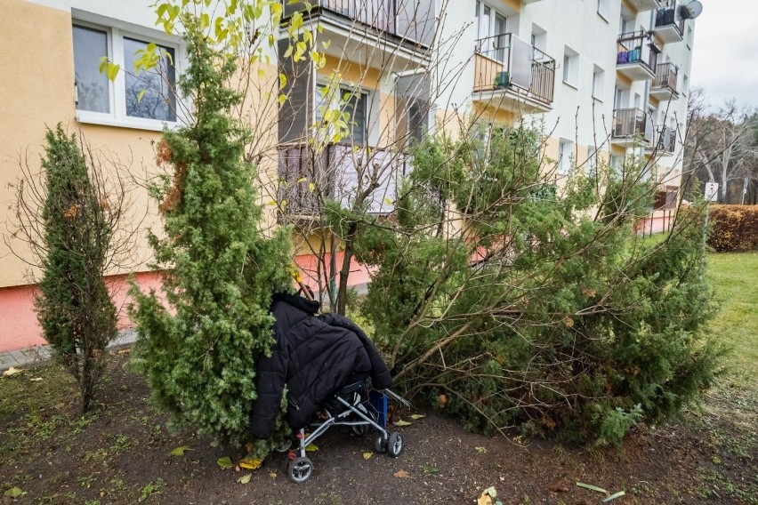 Bezdomni nocują, gdzie się da. Na zdjęciu miejsce noclegu...