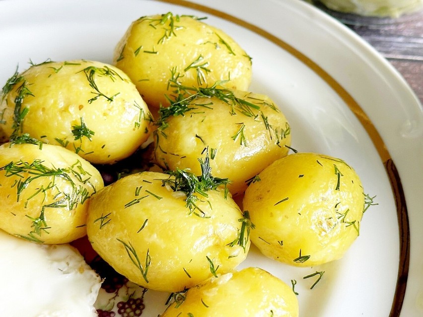 Dodaj ugotowane młode ziemniaki z masłem i koperkiem. Zimny...
