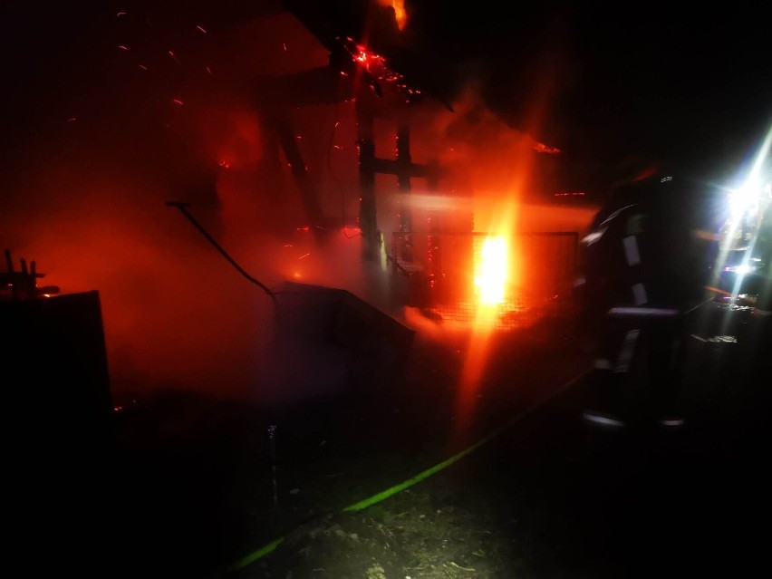 Groźny, nocny pożar budynku gospodarczego w Trzciance. Podczas działań ucierpiało dwóch strażaków! [ZDJĘCIA]