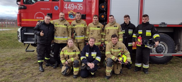 Druhny i druhowie z Ochotniczej Straży Pożarnej w Ropie doskonalili swoje umiejętności na poligonie w Nowym Sączu