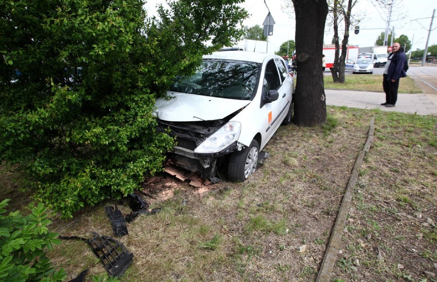 Zderzenie dwóch aut na Pabianickiej w Łodzi. 4 osoby poszkodowane [ZDJĘCIA]