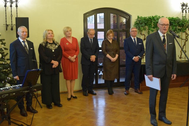 Pełniący obowiązki prezydenta Inowrocławia Wojciech Piniewski (pierwszy z prawej) złożył uczestnikom spotkania w ratuszu życzenie noworoczne