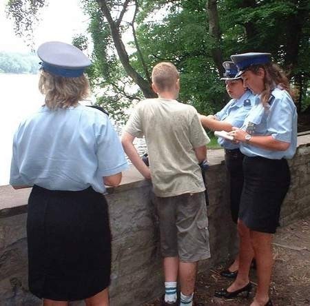 W ostatnich dniach wzmożono policyjne kontrole nad wielkopolskimi akwenami. Na zdjęciu poznańskie policjantki w trakcie służby nad jeziorem Rusałka. Fot. G. Okoński
