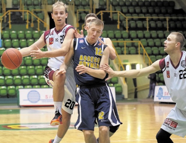 W akcji Sebastian Walczak, z nr 22 Piotr Pomieciński.