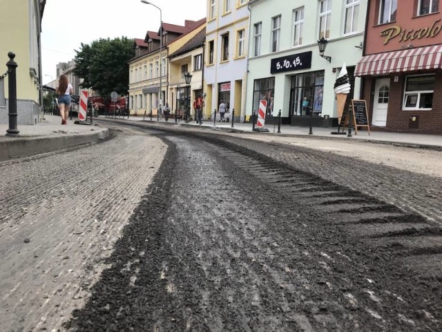 Remont ulicy 17 Stycznia w Międzychodzie.

ZOBACZ TAKŻE: Śmiertelny wypadek w Poznaniu. Kierowca bmw nie żyje. Uderzył w słup trakcyjny. 4 osoby ciężko ranne [ZDJĘCIA]

CBŚP zatrzymało podejrzanych w okolicach Częstochowy i Będzina o przestępstwa podatkowe na rynku paliw
