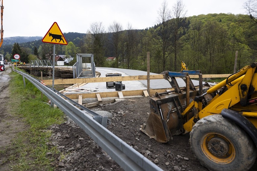 Postęp prac na placu budowy mostu tymczasowego w Polanach