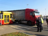 Wypadek na Aleksandrowska/Bielicowa: tramwaj zderzył się z ciężarówką [zdjęcia]