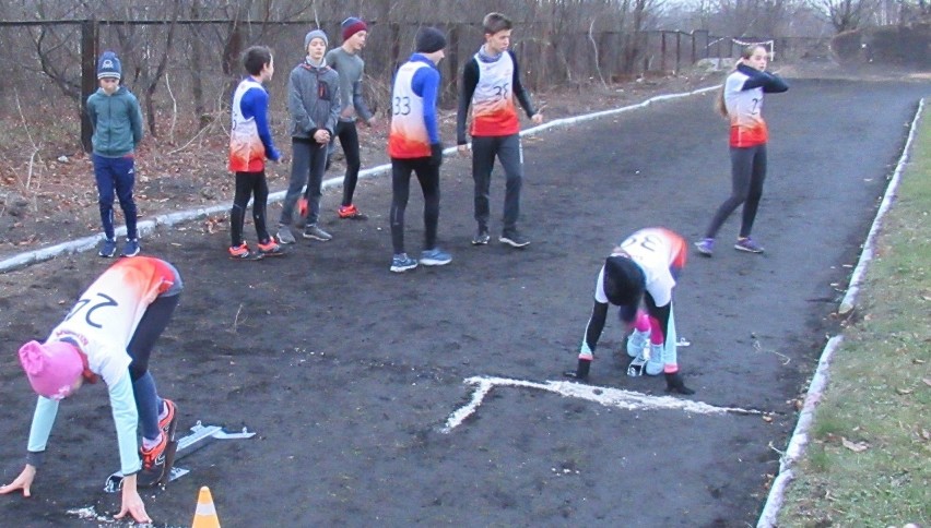 Mikołajkowe zawody lekkoatletyczne w Koluszkach. Rywalizowano w biegach i sztafecie