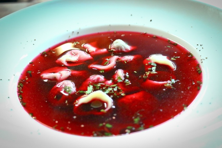 W menu świątecznym Artystycznej są też zupy:

Barszcz...