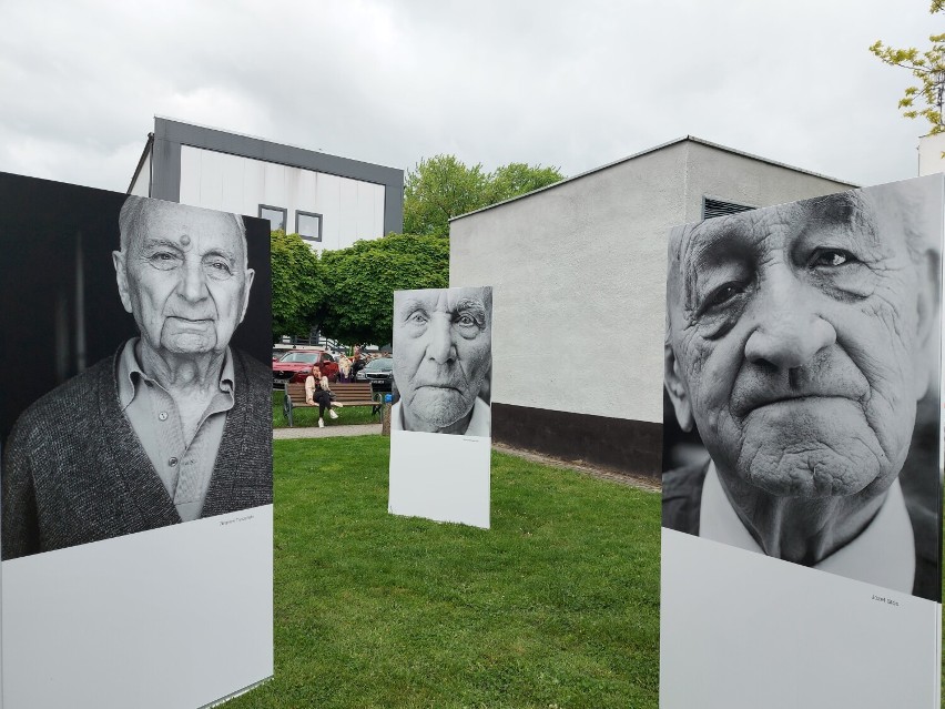 Odsłonięcie rzeźby „Dłoń” upamiętniającej podobóz Auschwitz-Birkenau. Padały "łzy nieba nad losem ofiar".