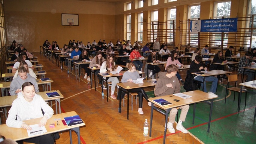 Matura Próbna z Echem Dnia 2023 z matematyki w Kazimierzy Wielkiej. Do sprawdzianu przystąpili wszyscy maturzyści. Zobaczcie zdjęcia
