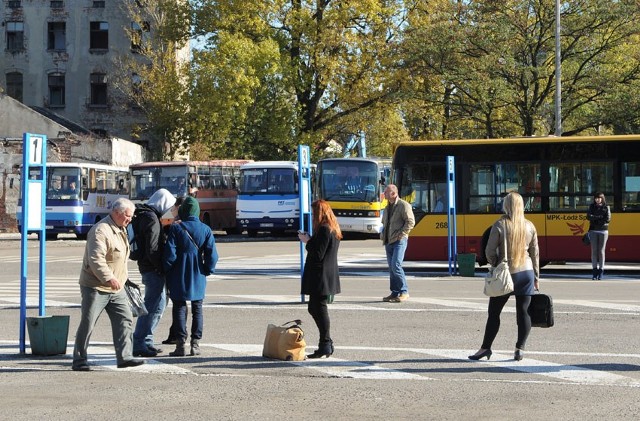 Na pl. Węglowym zatrzymują się PKS-y i autobusy MPK.