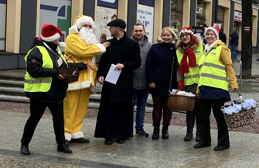 Żółty Mikołaj Stowarzyszenia Polska 2050 dzięki darczyńcom...