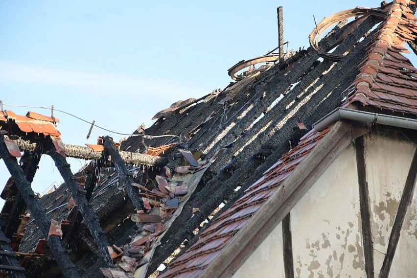 Wałbrzych: Spłonął zabytkowy budynek byłej stacji ratowniczej kopalni „Thorez” (Julia)