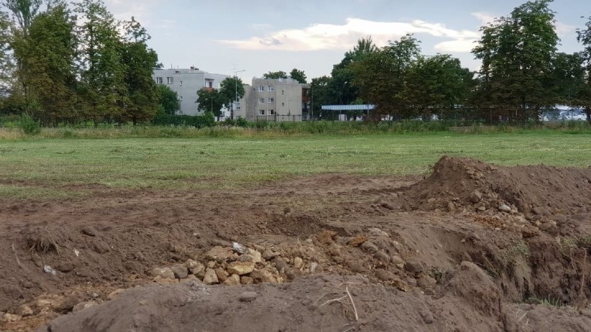 Na starym boisku w Strzelcach Opolskich znaleziono groby. Archeolodzy sprawdzają, kto jest tam pochowany