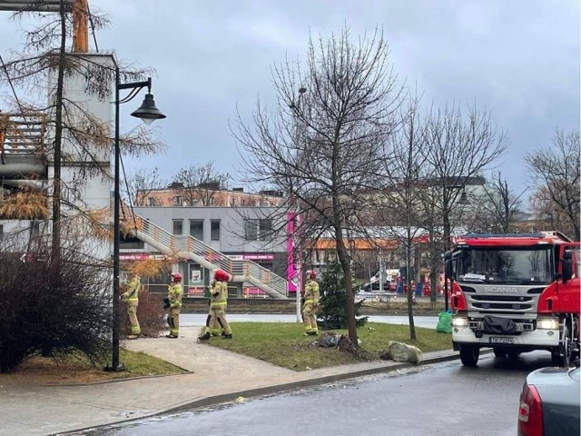 Strażacy uwalniają dzieci z windy przy kładce na Źródłowej w Kielcach