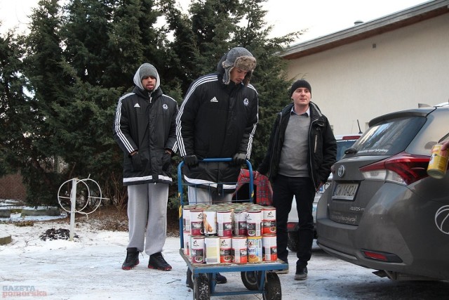 Koszykarze przywieźli dary kibiców zebrane podczas meczu Anwil Włocławek – BM Slam Stal Ostrów Wielkopolski 28 grudnia 2016 roku w ramach akcji „Święta na czterech łapach”.