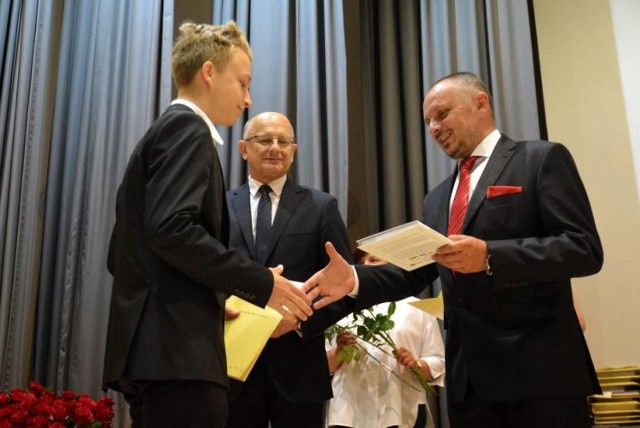 W czwartek uczniowie lubelskich gimnazjów odebrali nagrody książkowe i dyplomy z rąk prezydenta Lublina

Nagrody prezydenta dla uczniów gimnazjów (DUŻO ZDJĘĆ)
