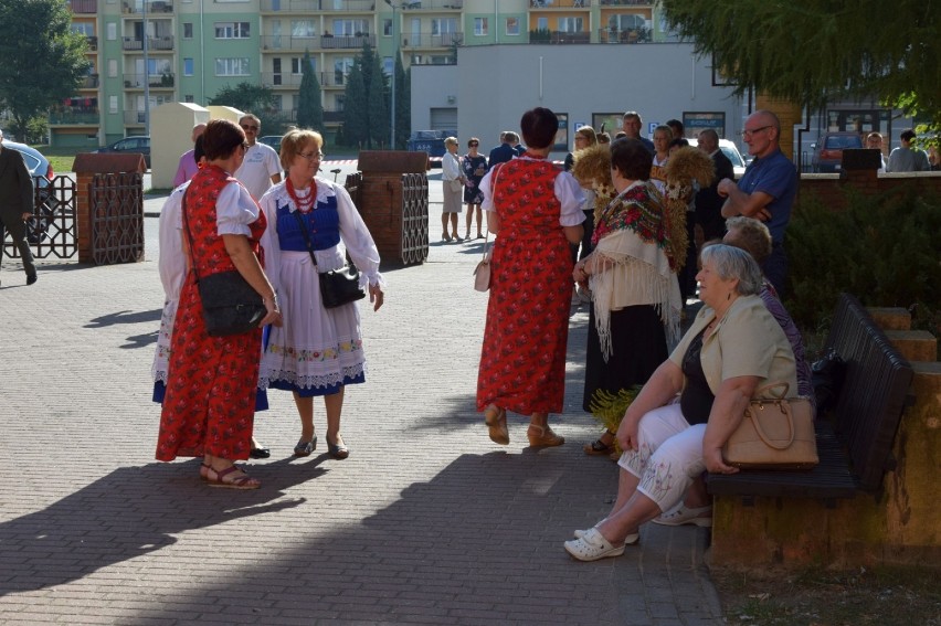 IX Sieradzki Jarmark Powiatowy. Msza i przemarsz dożynkowy