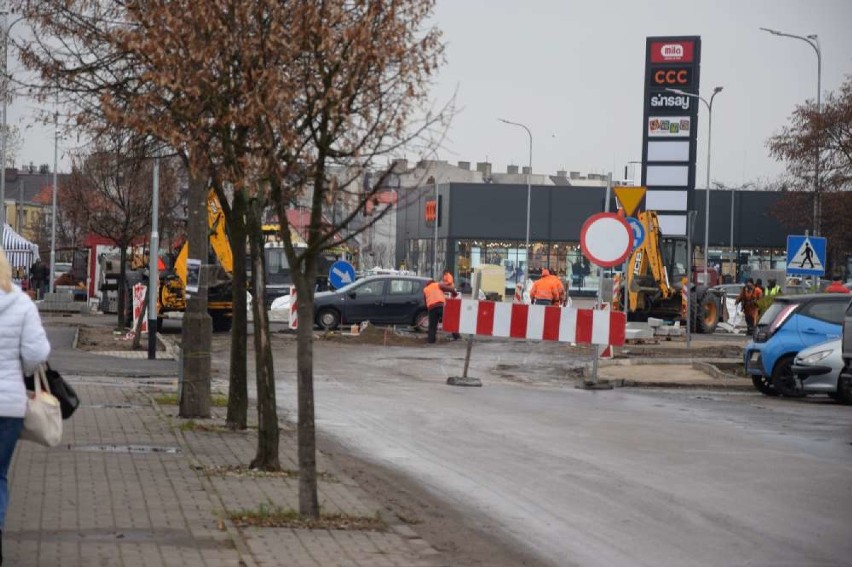 Trwa remont ulicy Lipowej w Wągrowcu. Zamknięto przejazd w okolicy budowanego ronda [ZDJĘCIA]