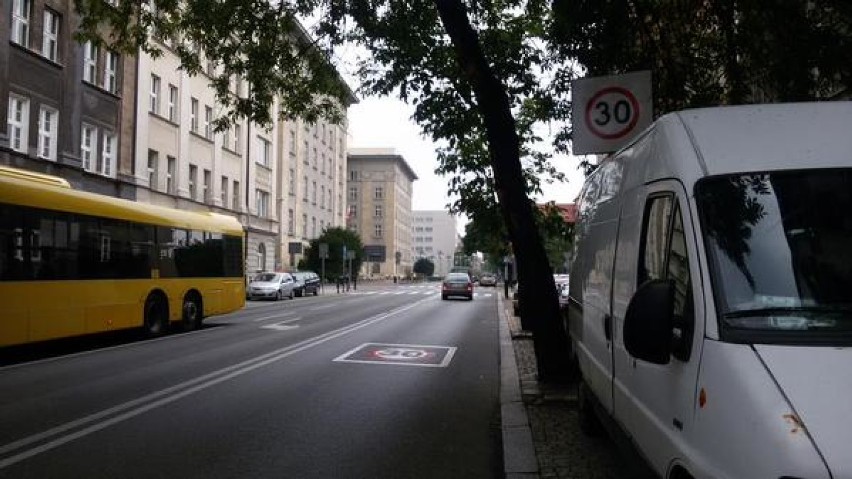 Od poniedziałku w centrum Katowic obowiązuje strefa Tempo 30  [WIDEO, ZDJĘCIA]