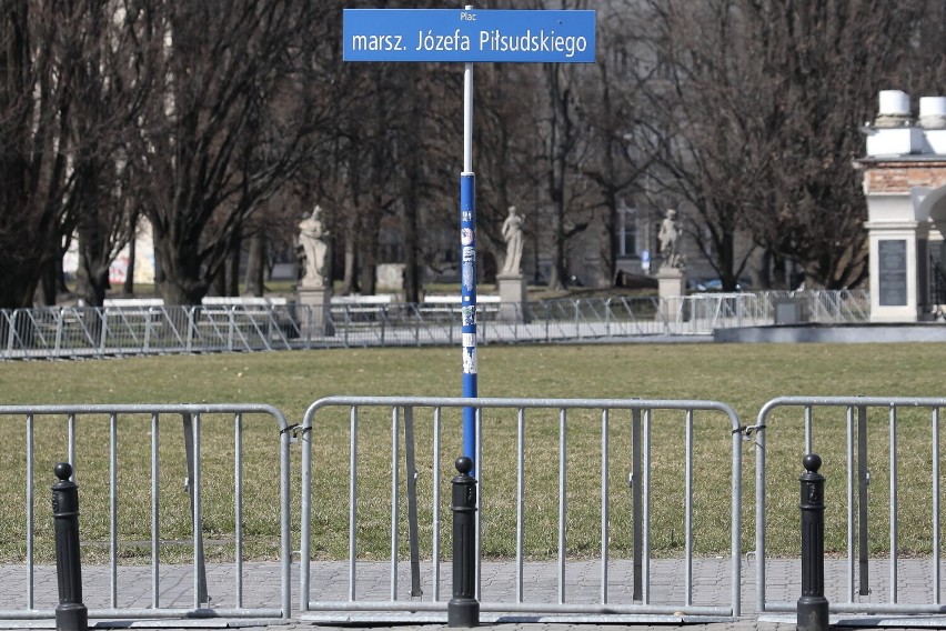 Warszawa. "Aborcja jest OK" na pomniku smoleńskim. Sąd wydał decyzję w sprawie dewastacji obiektu