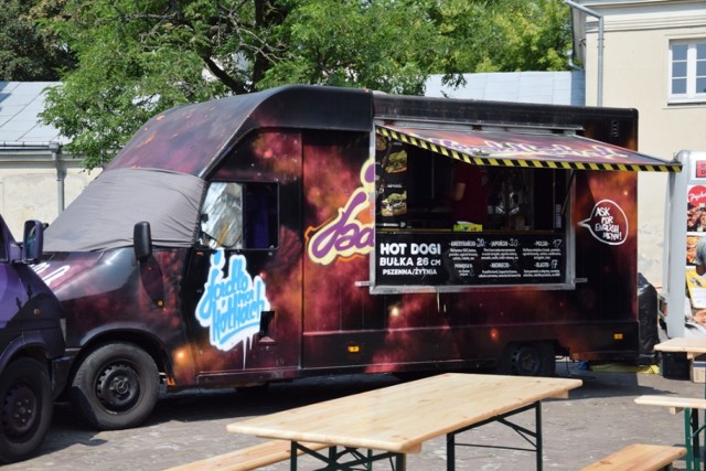 Food trucki stoją już pod Pałacem Zamoyskich. Zobacz jakie pyszności serwują