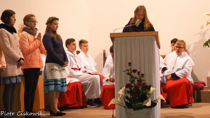 Wielka Sobota i Niedziela Zmartwychwstania w parafi Chłapowo (Wielkanoc 2019). Poświęcenie ognia w asyście OSP Chłapowo