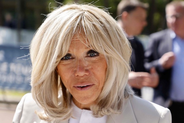 Brigitte Macron to żona obecnego prezydenta Francji. Silna kobieta, która stoi u boku swojego męża w dobrych i złych momentach. Nie było to łatwe, bo para musiała się zmierzyć z wieloma krążącymi plotkami na ich temat.